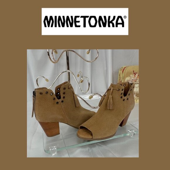 Minnetonka Margot Suede Ankle Booties Sz. 8 Taupe Side Zip ~ Excellent Condition - Picture 2 of 7